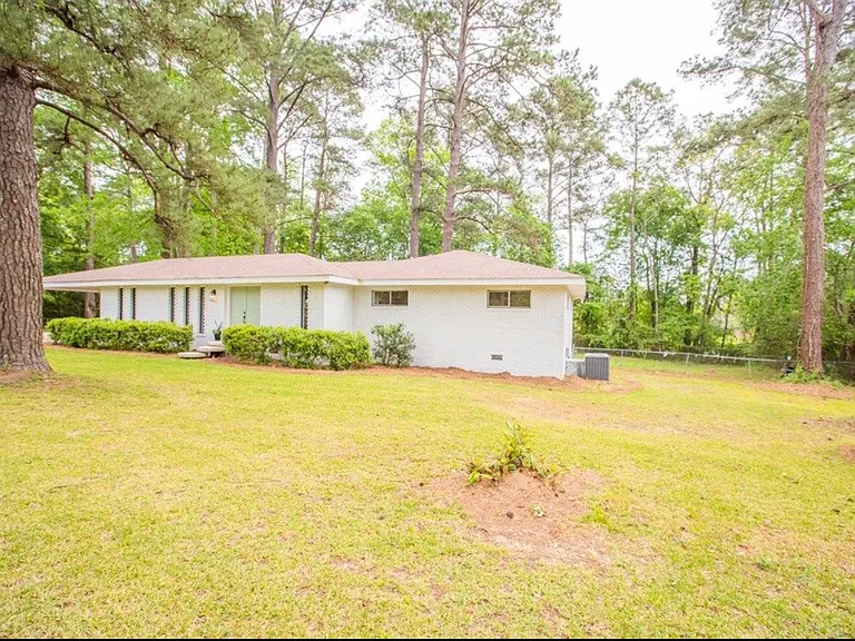 702 E Pinetree Blvd — Photo 5