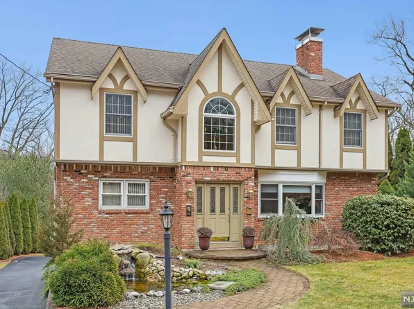 115 Hillside Dr E, Bloomingdale, NJ 07403