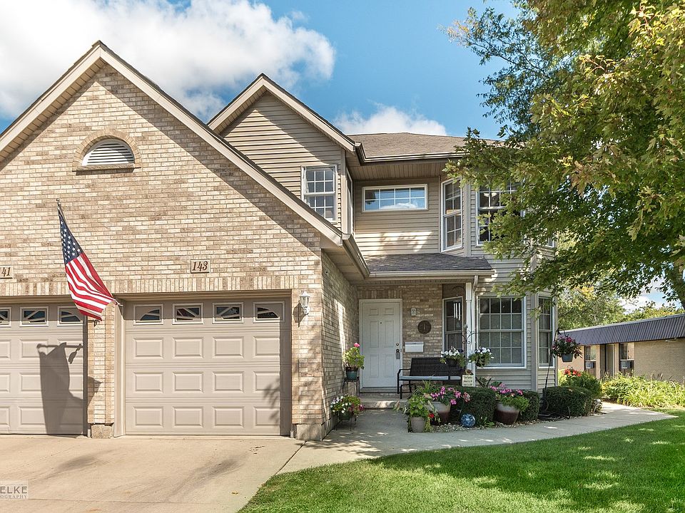 ~Welcome to 143 McLaren Drive N~Enjoy maintenance-free living year round on beautifully landscaped g