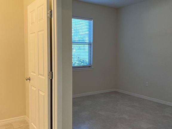 5th image of 2861 E Lake Pointe Dr