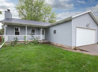 6616 Cresthill Dr, Davenport, IA 52806