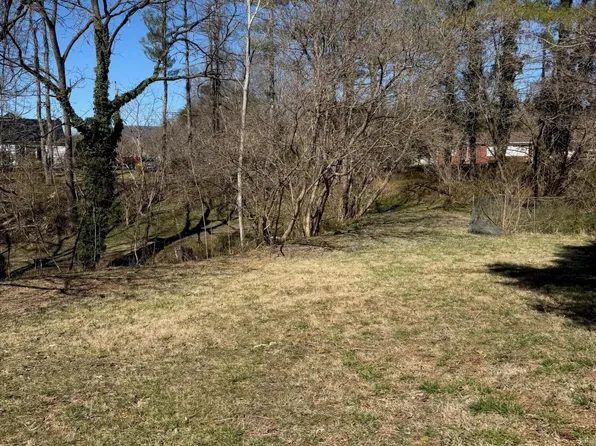 808 S Main St, Rocky Mount, VA 24151