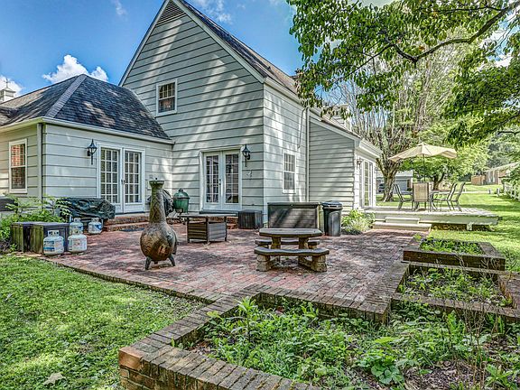 5th image of 205 Sparkling Brook Dr