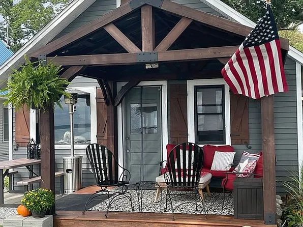7261 E Houghton Lake Dr, Houghton Lake, MI 48629