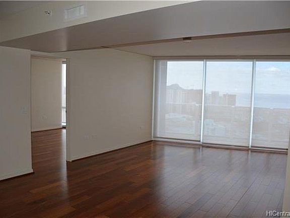 Living room and master bedroom seen from the entrance