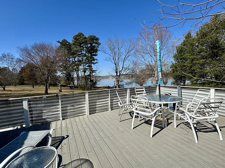 891 Leona Dr — Photo 2