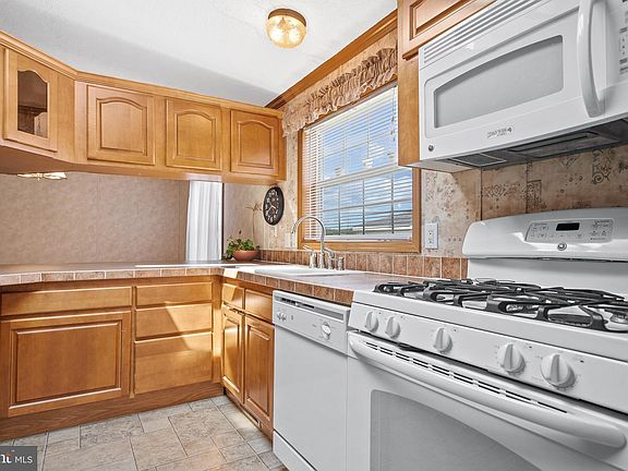 3rd image of 2110 Mayslanding Rd #304