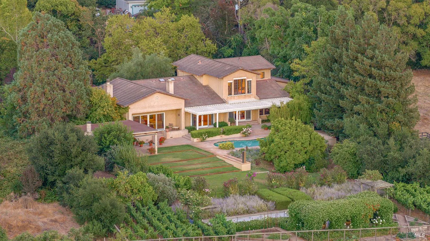 4163 E 3rd Avenue - 3bd/4ba, 4,110 sqft - in Napa, CA