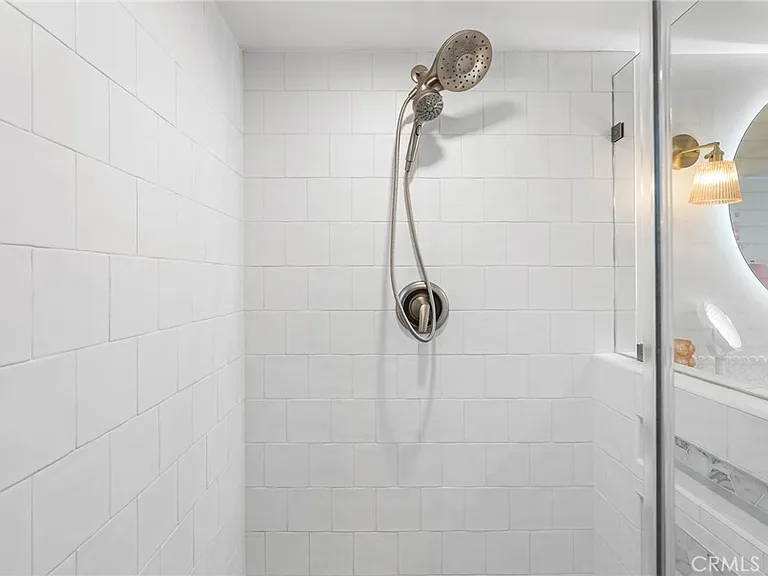 8 Saratoga — Photo 32