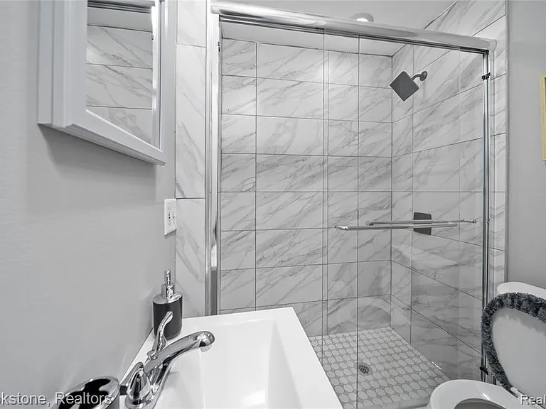 141 Ferndale Ave — Photo 9