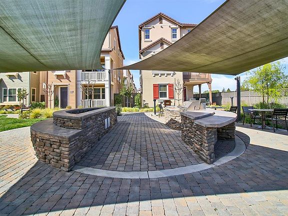5th image of 513 Sweet Bay Dr
