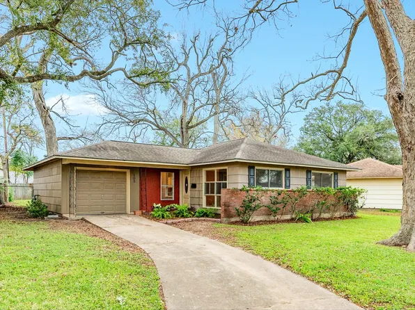 103 Palm Ln, Lake Jackson, TX 77566