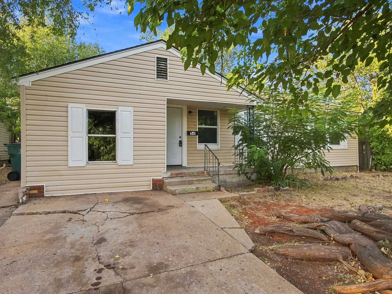 3 bed, 1202 sqft, $1,295 — Photo 2