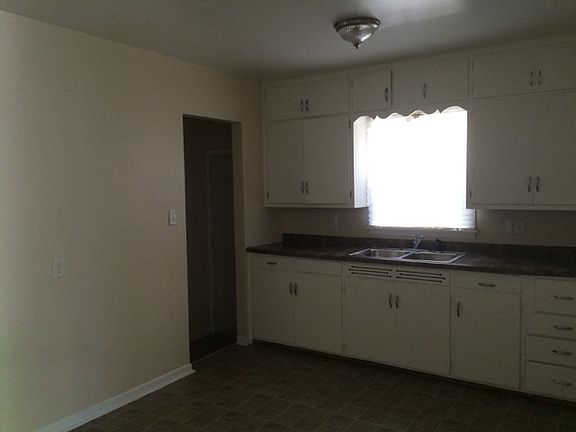 5th image of 909 N Dearborn St