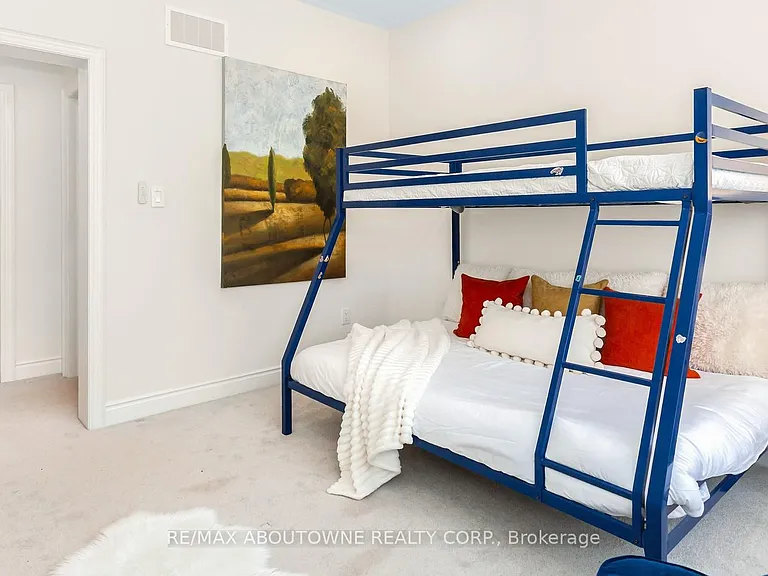 3294 Millicent Ave — Photo 36
