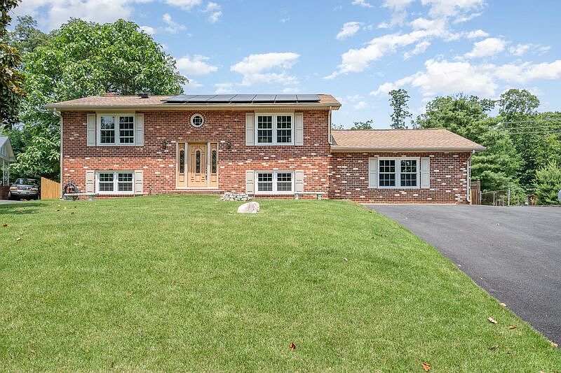 1st image of 411 Deerwood Dr
