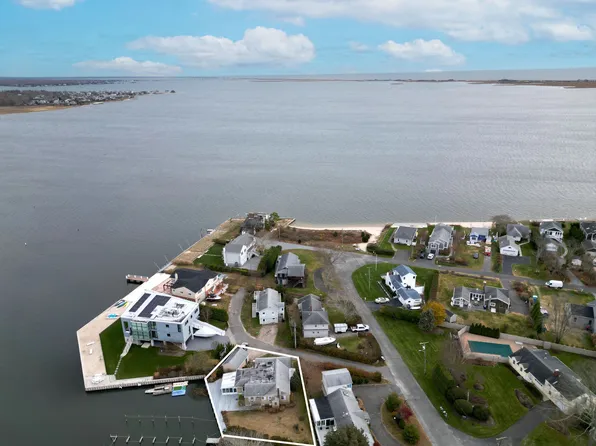 65 Little Pine Ln, East Quogue, NY 11942