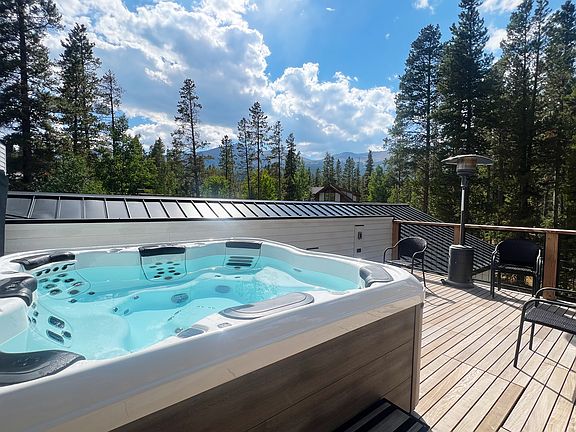 Rooftop deck with premium 8-person hot tub