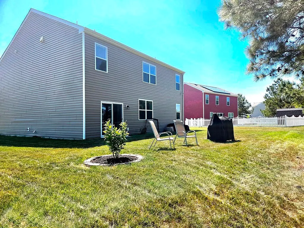 5 bed, 2591 sqft, $2,800 — Photo 3