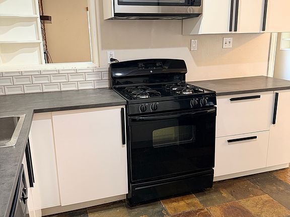 Great appliances including a built in microwave