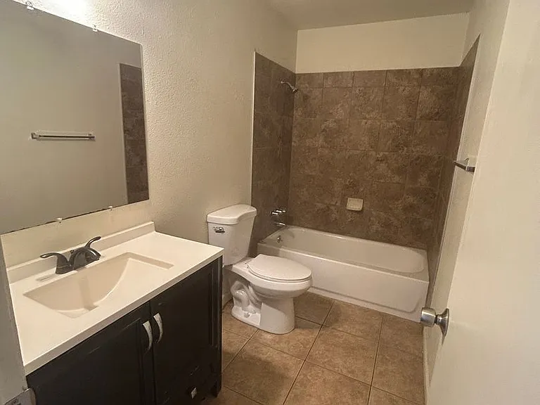 1424 N Lemoore Ave — Photo 4