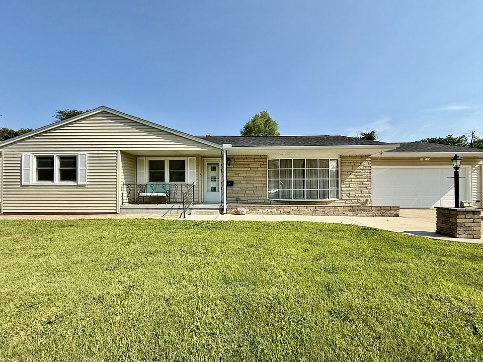 1st image of 7 Edgewood Dr