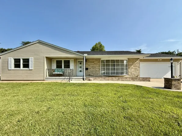 7 Edgewood Dr, Kewanee, IL 61443