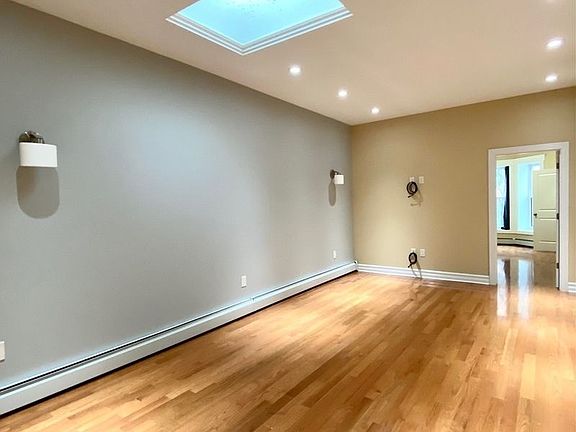 4th image of 138 Sterling St Room 2