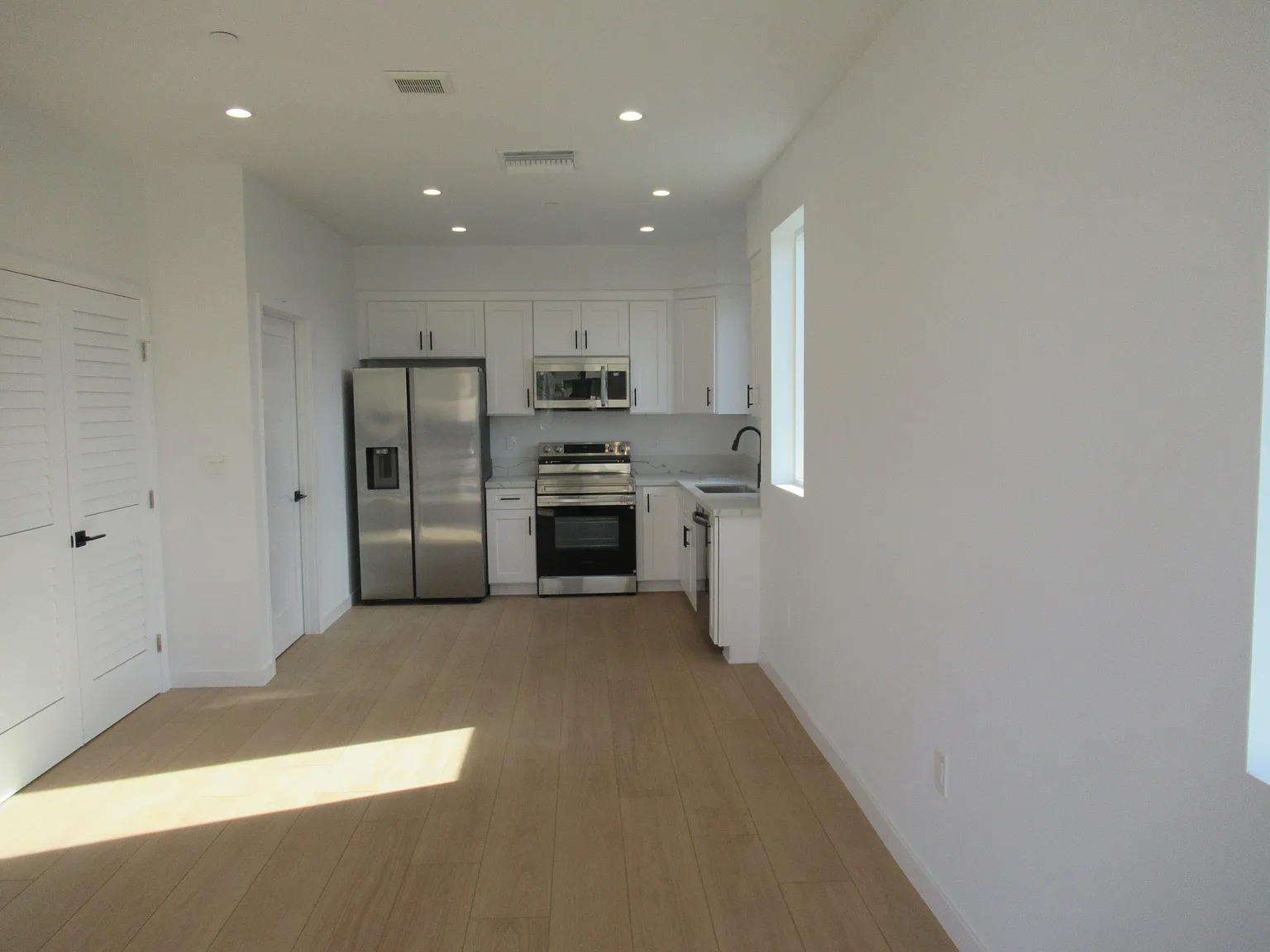 3 bed, 1100 sqft, $3,500 — Photo 2
