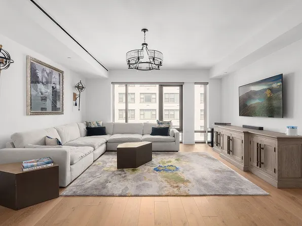 200 E 21st St APT 8D, New York, NY 10010