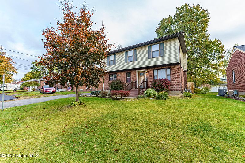 2nd image of 1389 Lawn Avenue