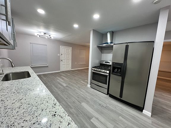 4th image of 4330 Redstone Dr