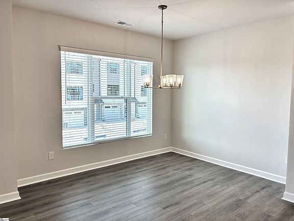 4th image of 6 Pikewood Ln