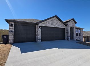 1011 Pebble Dr, Prairie Grove, AR 72753