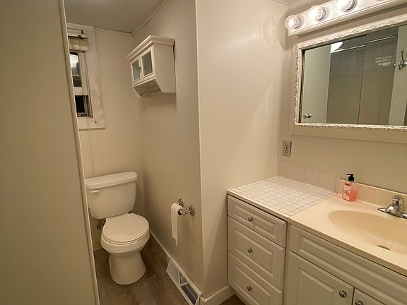 4th image of 113 Van Dam St APT 1F
