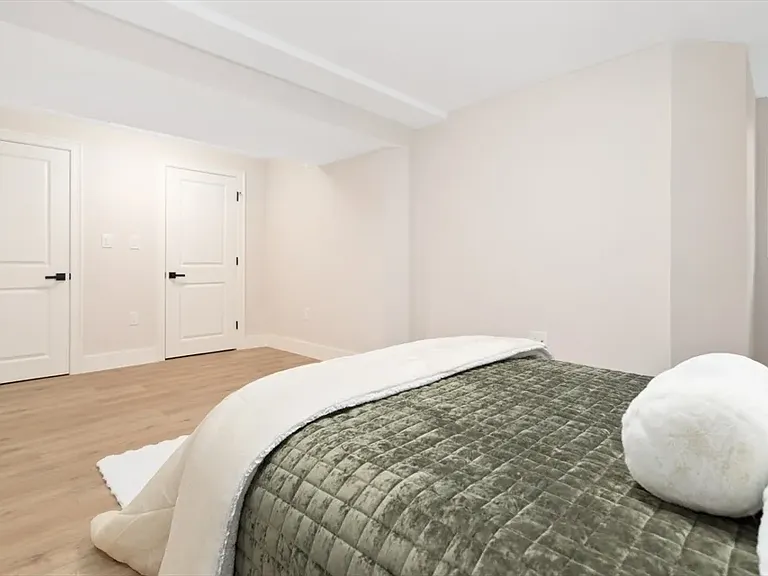 The second primary retreat: A massive lower-level suite featuring direct access to a Jack-and-Jill bathroom.