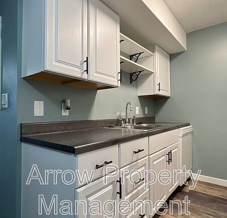 2nd image of 3405 Holdrege St APT 307
