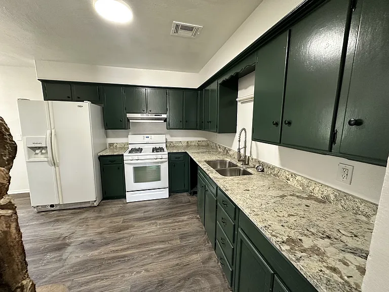 2700 Yorkshire Ave — Photo 3