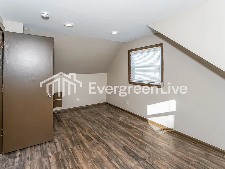 5147 N 58th St — Photo 11