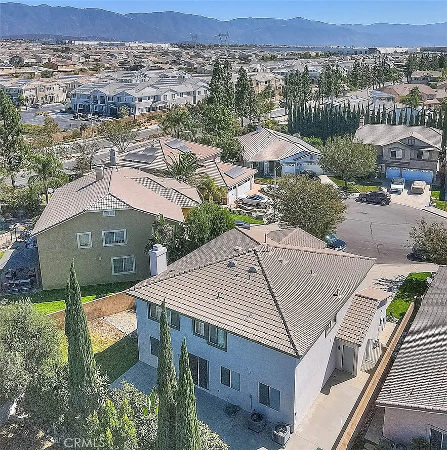 5 bed, 2.5 bath, 2830 sqft, $4,500 — Photo 3