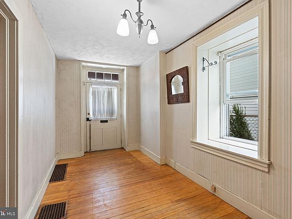 5th image of 62 E Main St