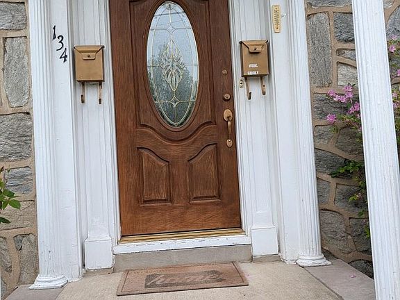 3rd image of 134 E Curtis St