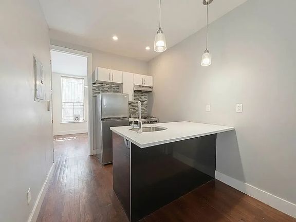 5th image of 909 Saint Johns Pl APT 1R