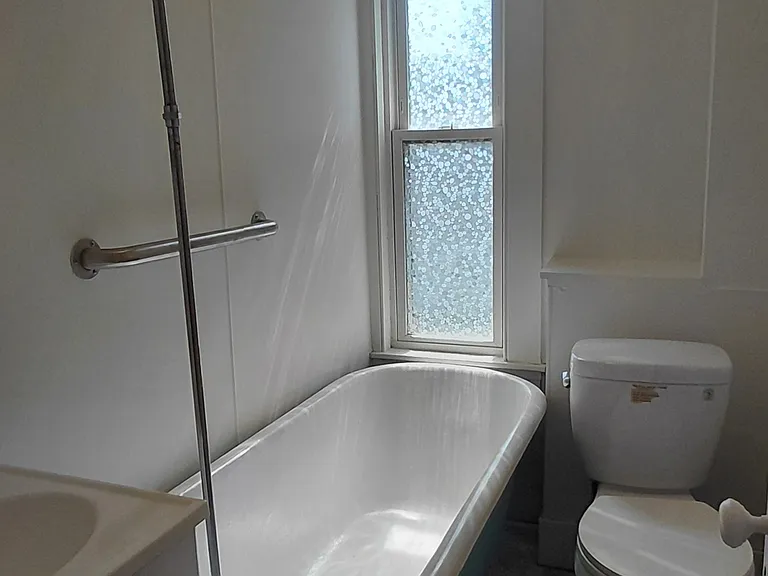Bathroom - pic2