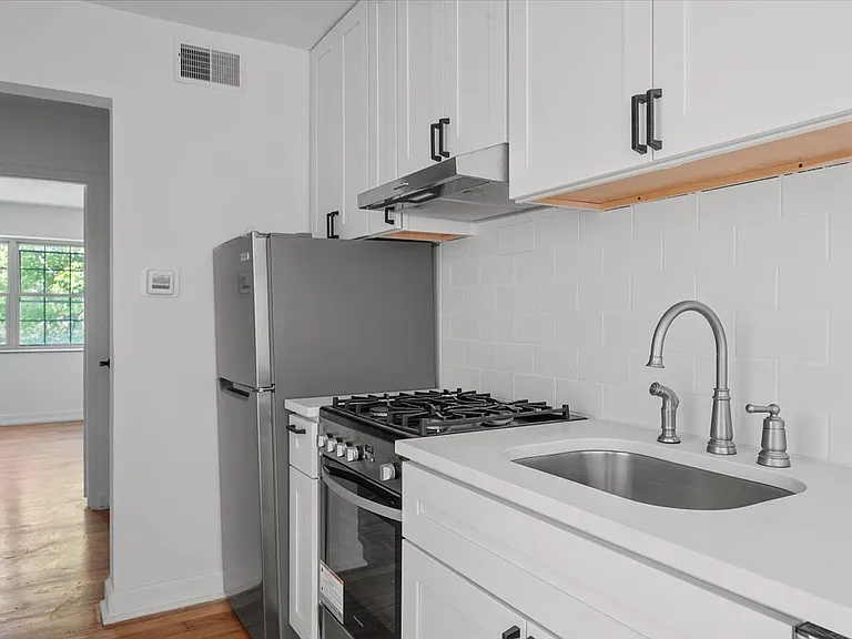 Colonial Terrace — Photo 17