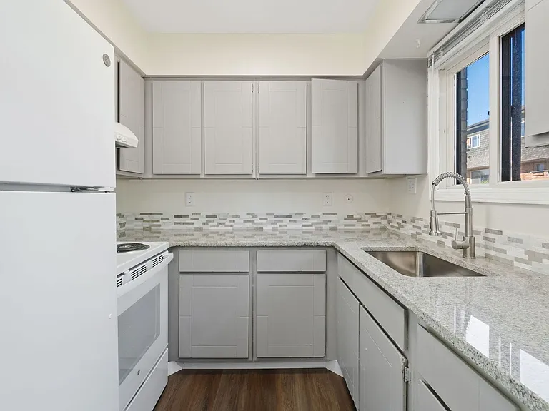 1506 E 16th St — Photo 9