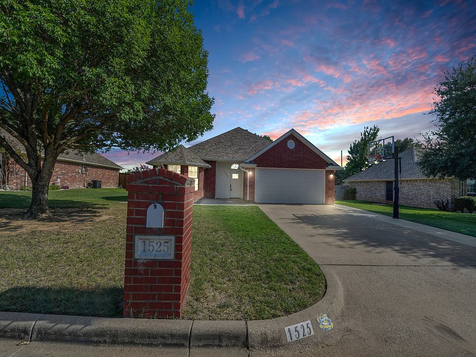 1st image of 1525 Oak Tree Cir