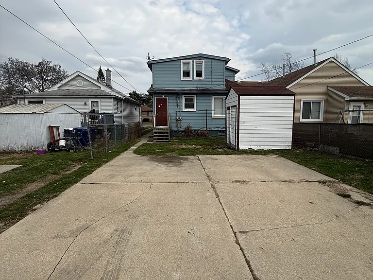 Chandler Ave — Photo 21