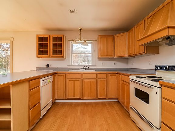 4th image of 215 Crane St