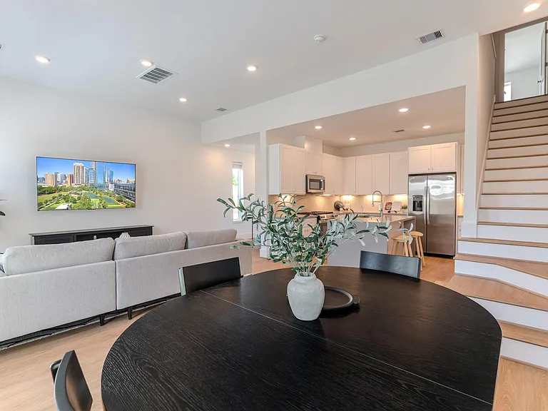 7613 Victory Reserve St — Photo 8
